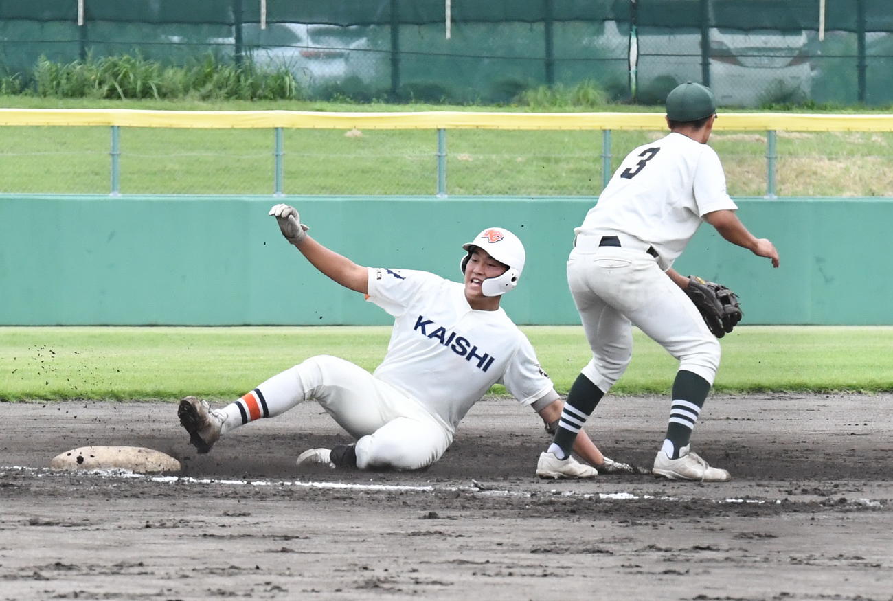 1－0の2回裏2死二塁で適時三塁打を放った開志学園・上原（左）（撮影・小林忠）
