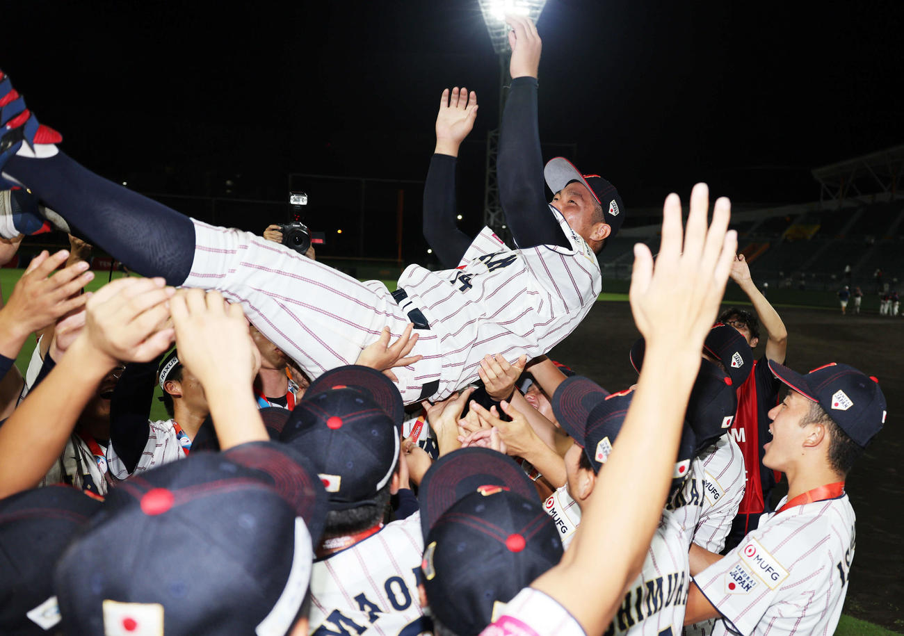 胴上げされる日本・末吉（撮影・鈴木正人）