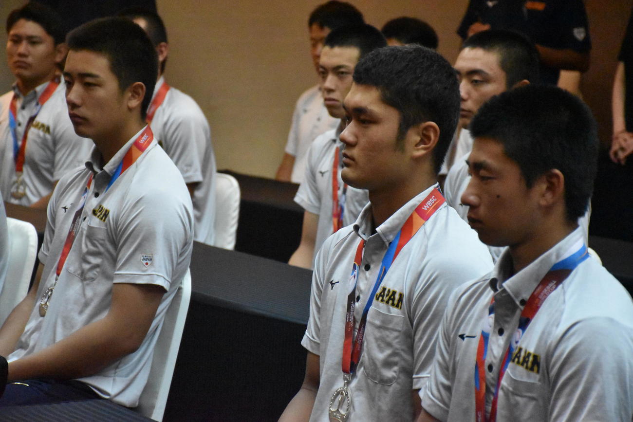 U18日本代表の解団式で話を聞く阿部主将（中央）ら選手たち（代表撮影）