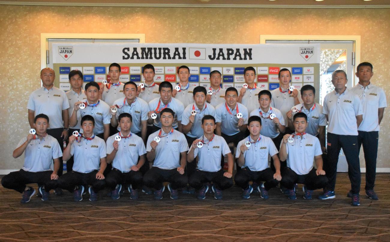 解団式で銀メダルを手に集合写真におさまるU18日本代表（代表撮影）