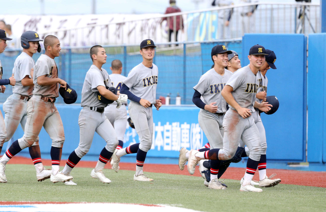 東北学院対仙台育英　スタンドへの勝利報告を終えた仙台育英ナイン（撮影・木村有優）