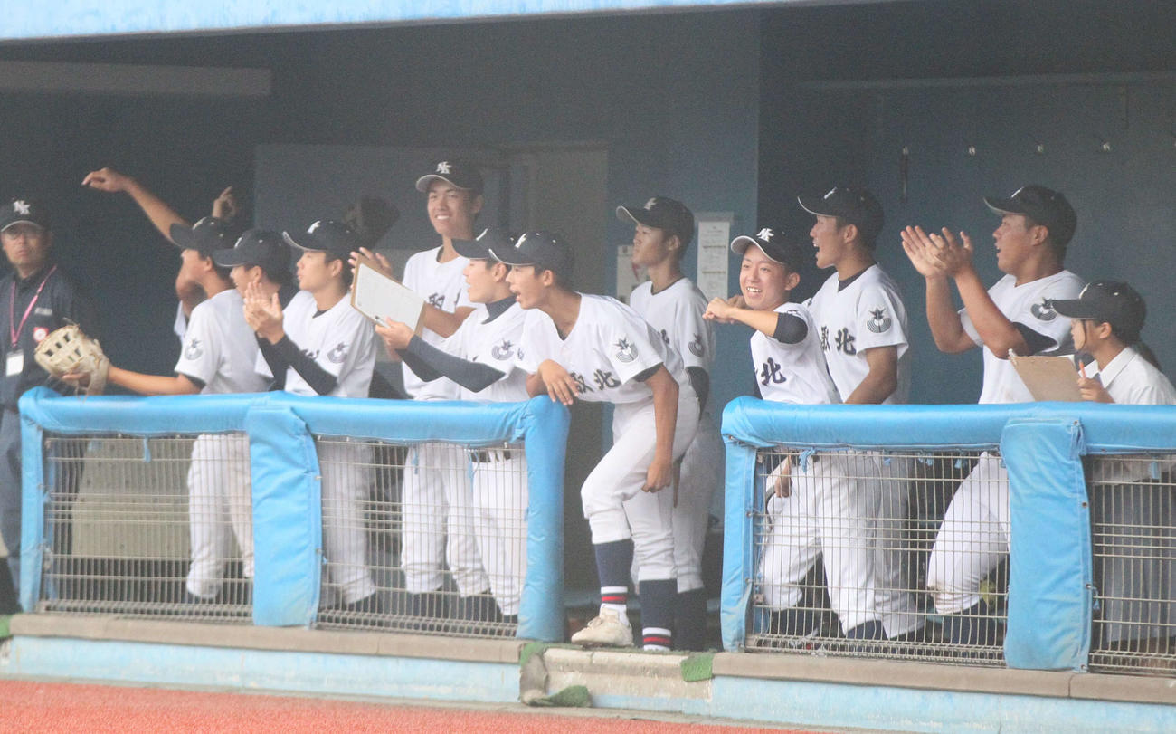 東北学院榴ヶ岡対名取北　1回、猛攻に盛り上がる名取北ベンチ（撮影・高橋香奈）
