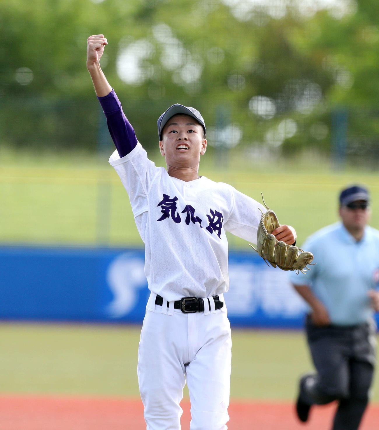 気仙沼対日本ウェルネス宮城　勝利し右手の拳を突き上げる気仙沼・斉藤（撮影・木村有優）