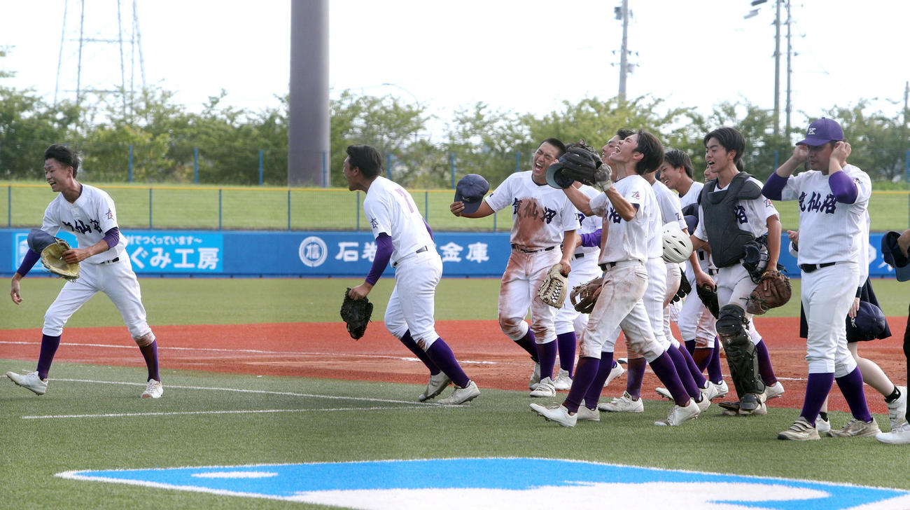 気仙沼対日本ウェルネス宮城　勝利を喜ぶ気仙沼ナイン（撮影・木村有優）
