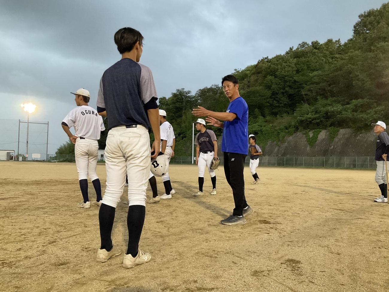大手前高松で臨時コーチを務める平石氏（右）