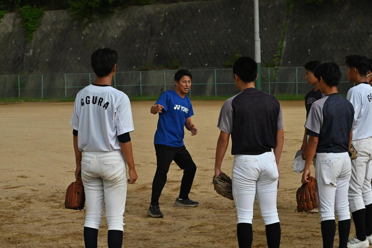 大手前高松で臨時コーチを務める平石氏（左から2人目）