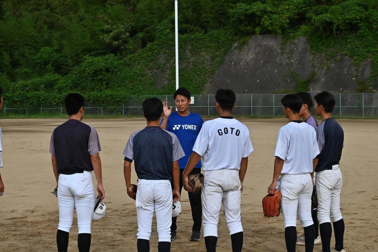 大手前高松で臨時コーチを務める平石氏（左から3人目）