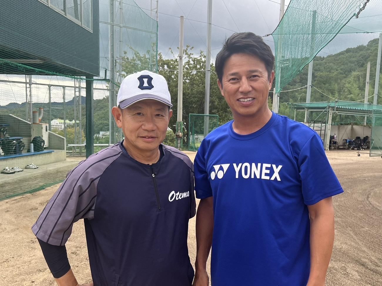 大手前高松で臨時コーチを務める平石氏（右）と金崎監督