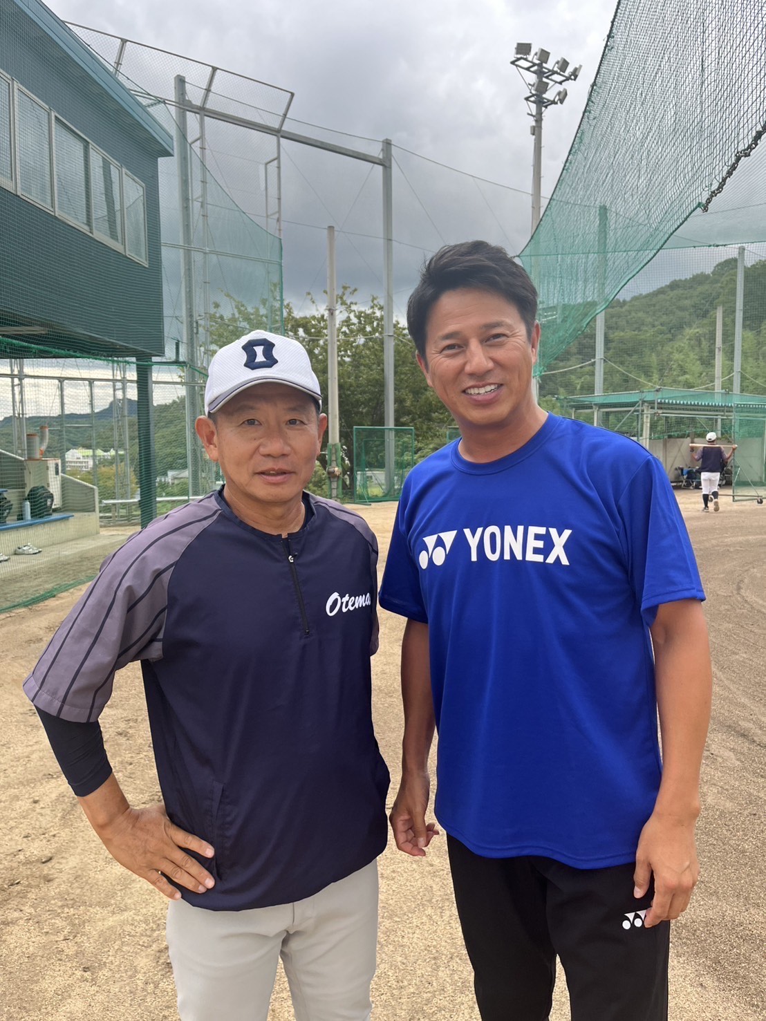 大手前高松で臨時コーチを務める平石氏（右）と金崎監督