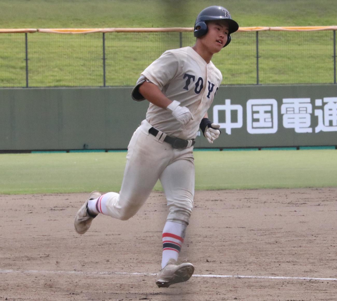関西学院対東洋大姫路　10回裏、東洋大姫路の藤本が右翼に逆転サヨナラ3ランを放ち、三塁ベースを回る（撮影・林亮佑）