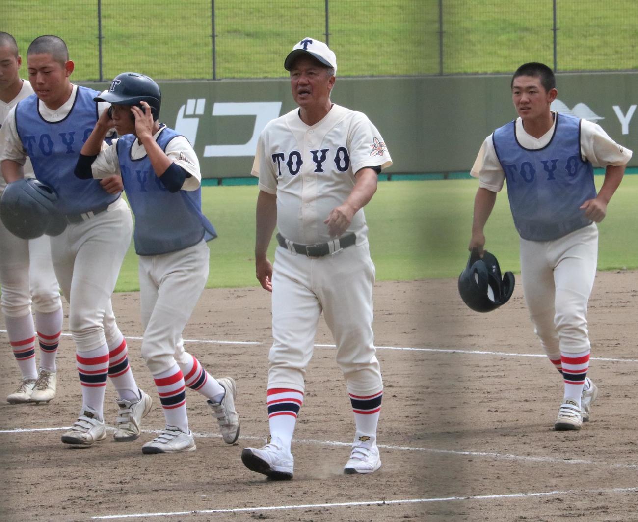関西学院対東洋大姫路　東洋大姫路の岡田監督がスタンドにあいさつを終えて引き揚げる（撮影・林亮佑）