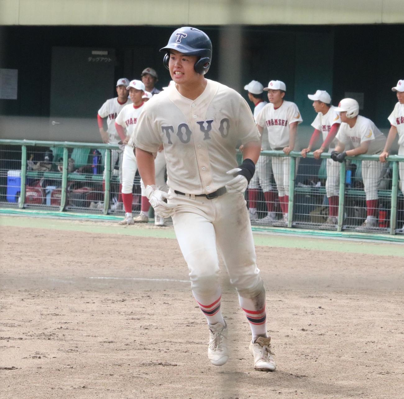 関西学院対東洋大姫路　10回裏、東洋大姫路の藤本が右翼に逆転サヨナラ3ランを放ち、生還する（撮影・林亮佑）