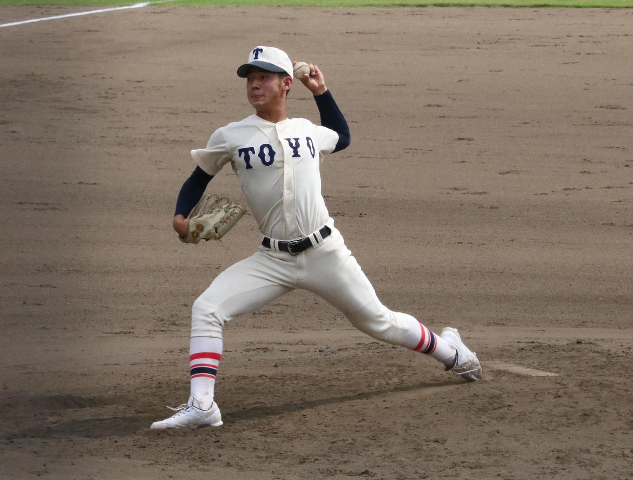 関西学院対東洋大姫路　東洋大姫路の三上が救援する（撮影・林亮佑）