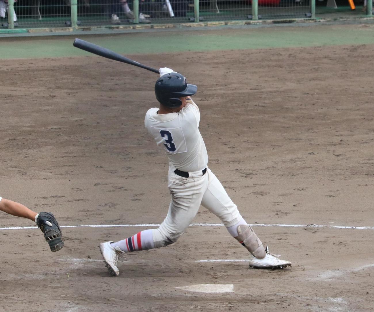 関西学院対東洋大姫路　東洋大姫路の瀬口が中前打で出塁する（撮影・林亮佑）