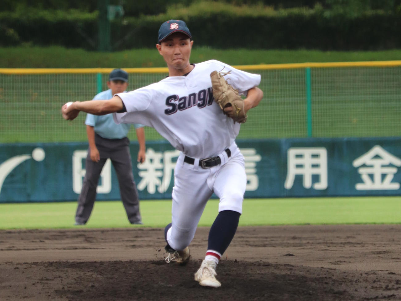 秋季兵庫大会3回戦　篠山産対柏原　1回途中から登板した、篠山産の2年生で背番号11・小田（撮影・中島麗）