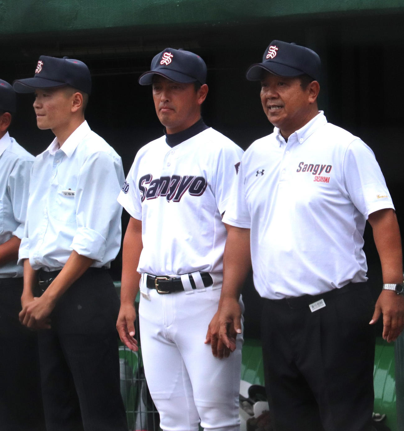 秋季兵庫大会3回戦　篠山産対柏原　今秋就任した、篠山産の藤田監督（写真中央）（撮影・中島麗）