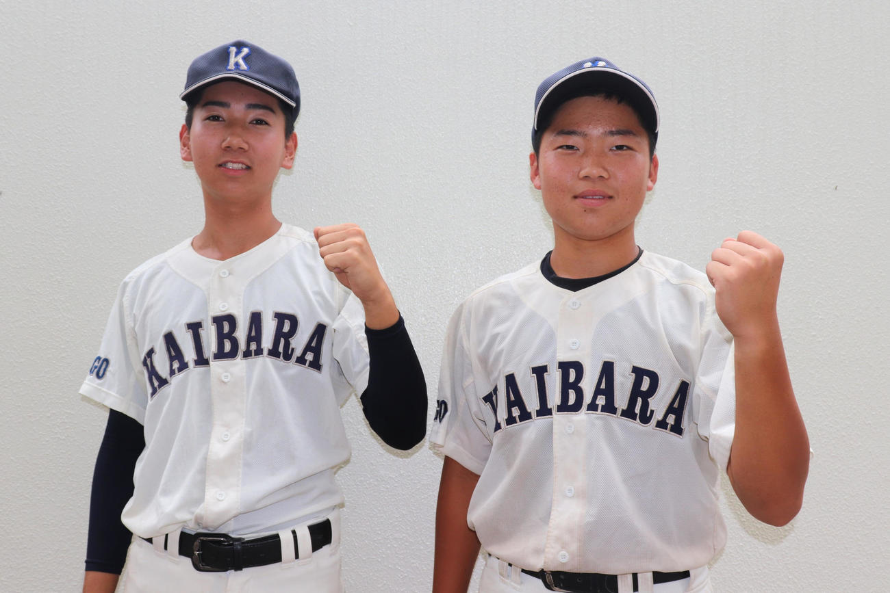 1回途中から登板した、柏原の2年生・本庄（写真左）と1年生捕手の八尾。2人は小学生時代に所属した氷上ドリームスでのチームメートだ（撮影・中島麗）