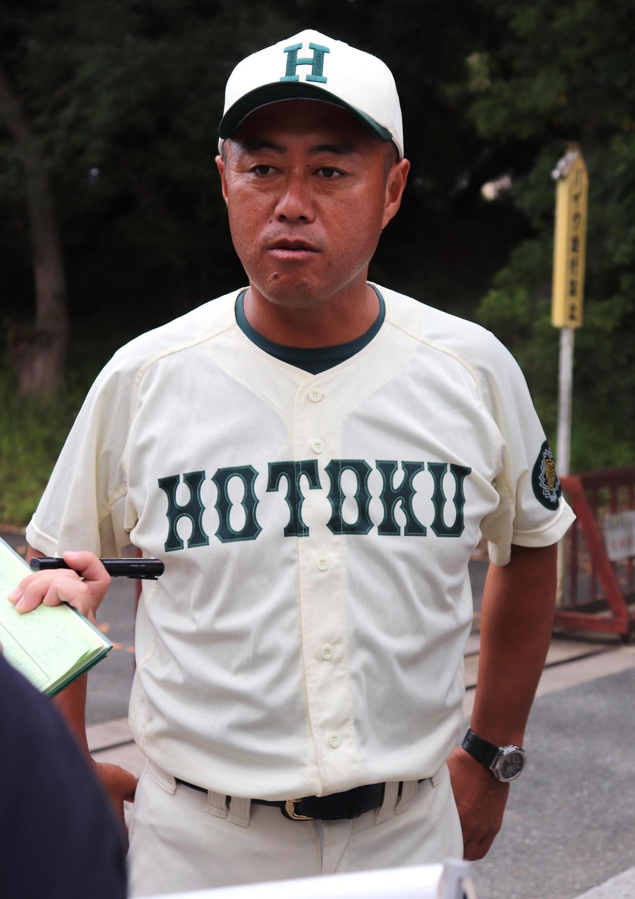 秋季兵庫大会3回戦　明石商対報徳学園　試合後、取材に応じる報徳学園・大角監督（撮影・中島麗）