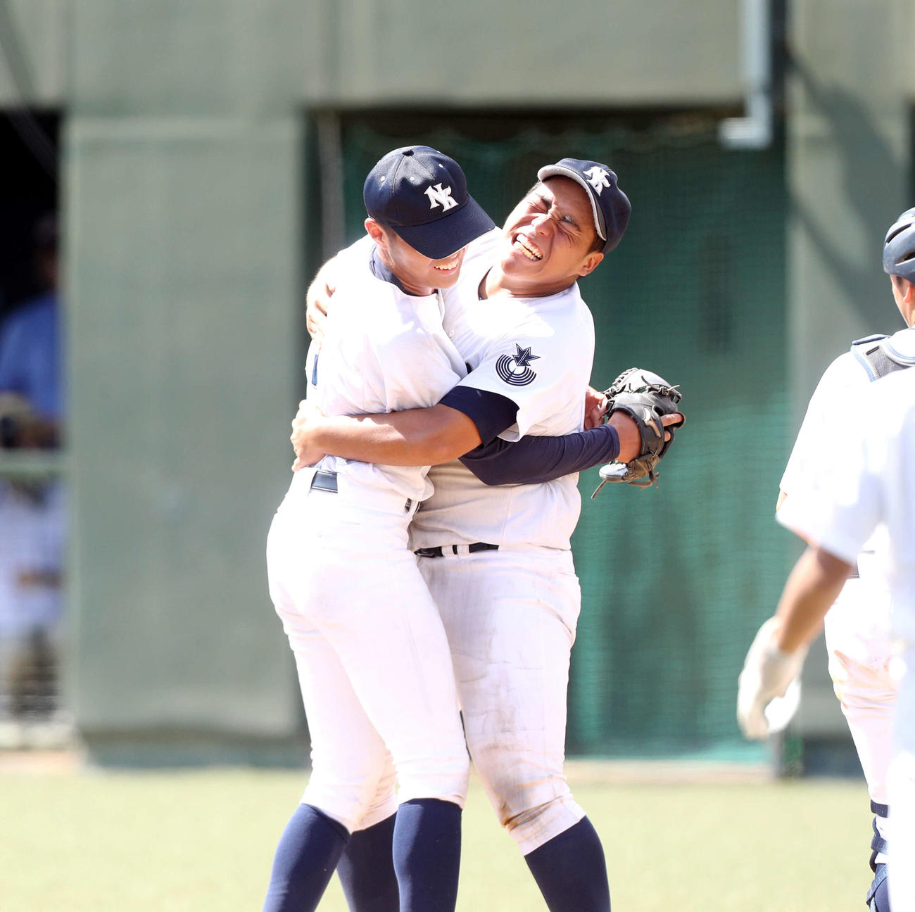 名取北対気仙沼　勝利を仲間と抱き合って喜ぶ名取北・丸山主将（右）（撮影・木村有優）