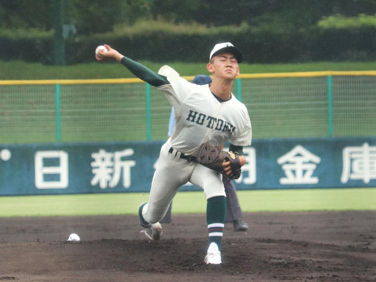 秋季兵庫大会3回戦　明石商対報徳学園　先発した、報徳学園・山田大雅（撮影・中島麗）