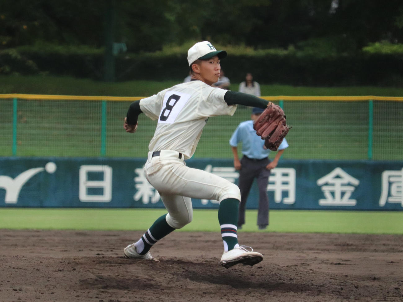 秋季兵庫大会3回戦　明石商対報徳学園　3番手で登板した、報徳学園・中尾（撮影・中島麗）