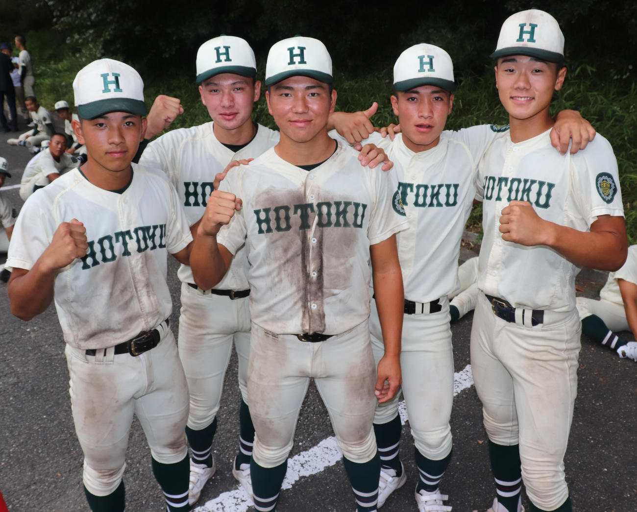 秋季兵庫大会3回戦　明石商対報徳学園　報徳学園・山田瑛太主将（2年）を先頭にチャレンジャー精神で臨むナイン。写真左から2年生の丸尾泰毅、大路来輝、主将、藤本碧空（そら）と1年生の谷口哲聖（撮影・中島麗）