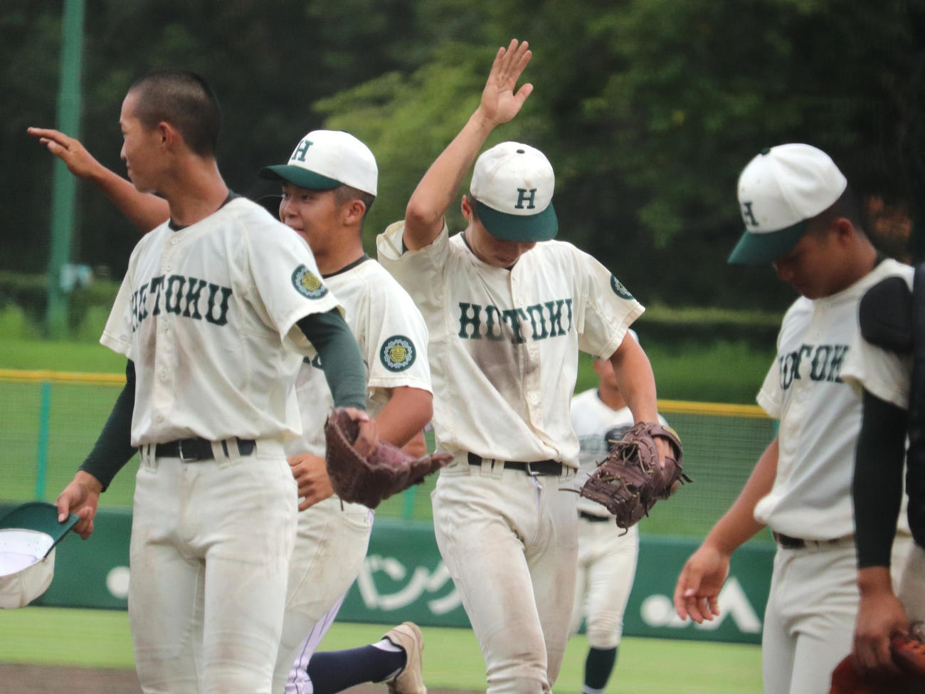 秋季兵庫大会3回戦　明石商対報徳学園　勝利し、ハイタッチをかわす報徳学園ナイン（撮影・中島麗）