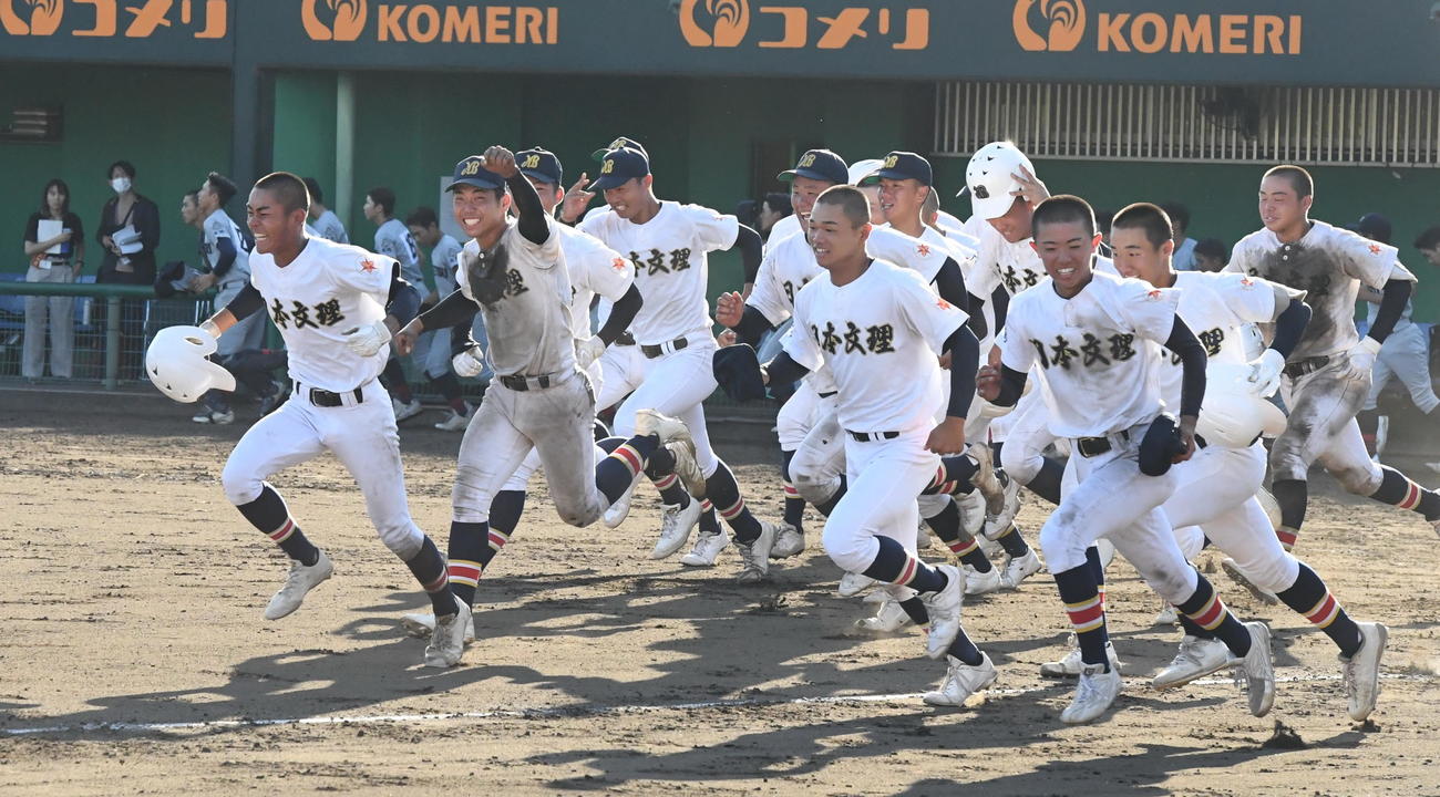 中越との決勝で最大7点差をひっくり返して優勝した日本文理ナインが応援スタンドに向かって走り出す（撮影・小林忠）