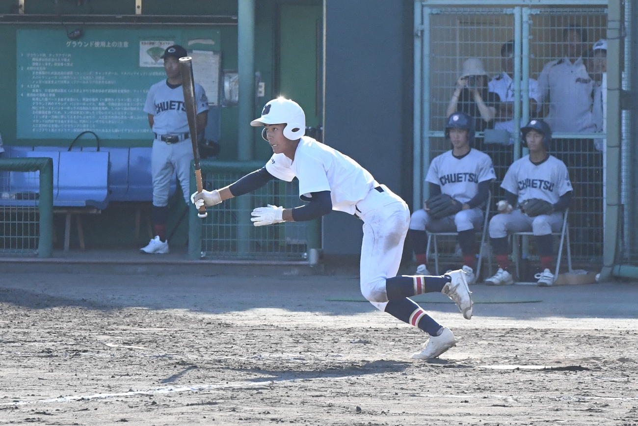 8－8の9回裏1死満塁で左中間に適時打を放つ日本文理・安達（撮影・小林忠）