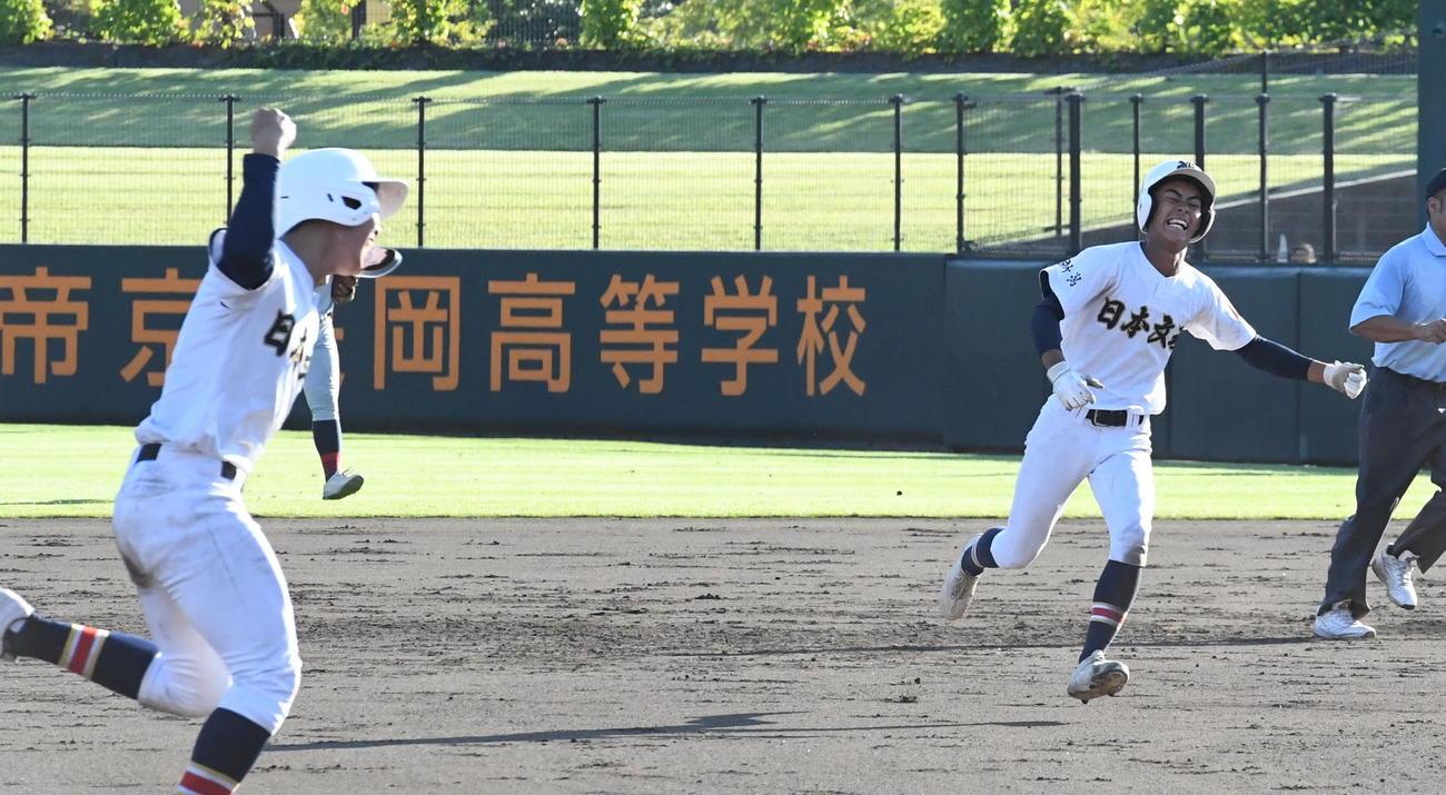 8－8の9回裏1死満塁で左中間にサヨナラ適時打を放った日本文理・安達（右）（撮影・小林忠）