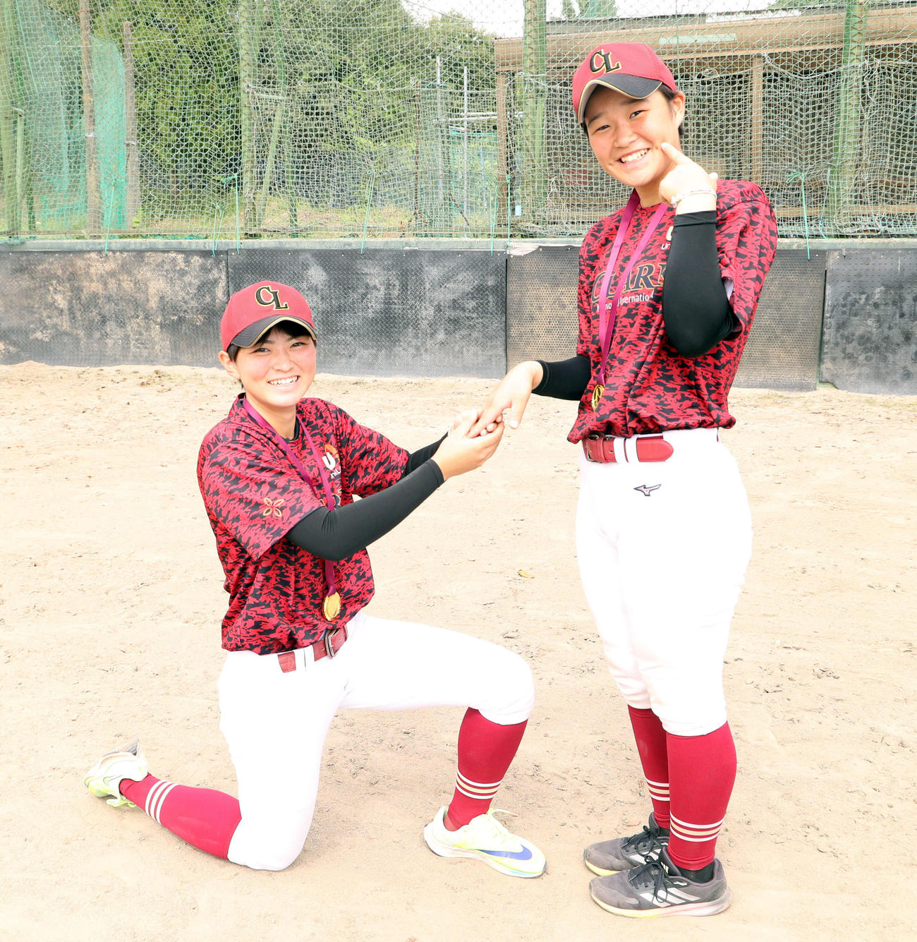 メダルを下げてポーズを取るクラーク仙台の伊藤主将（左）と片井副主将（撮影・木村有優）