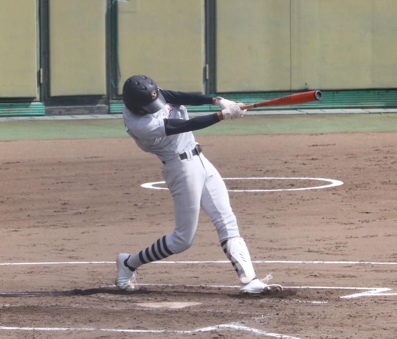 彩星工科対明石清水　3回表、彩星工科のアルテスが三塁強襲安打を放つ（撮影・林亮佑）