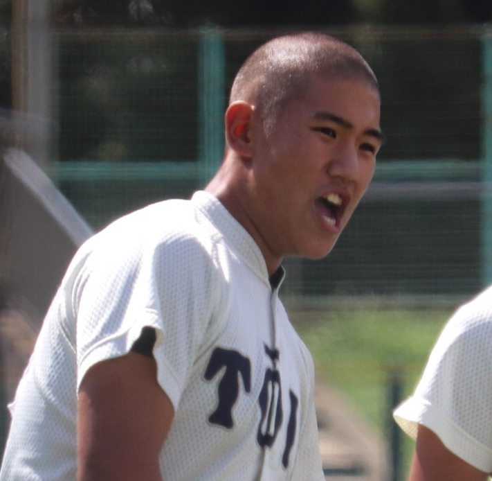 大阪大会5回戦　浪速対大阪桐蔭　試合前ノックに参加する背番号15の1年生、大阪桐蔭・中村（撮影・中島麗）