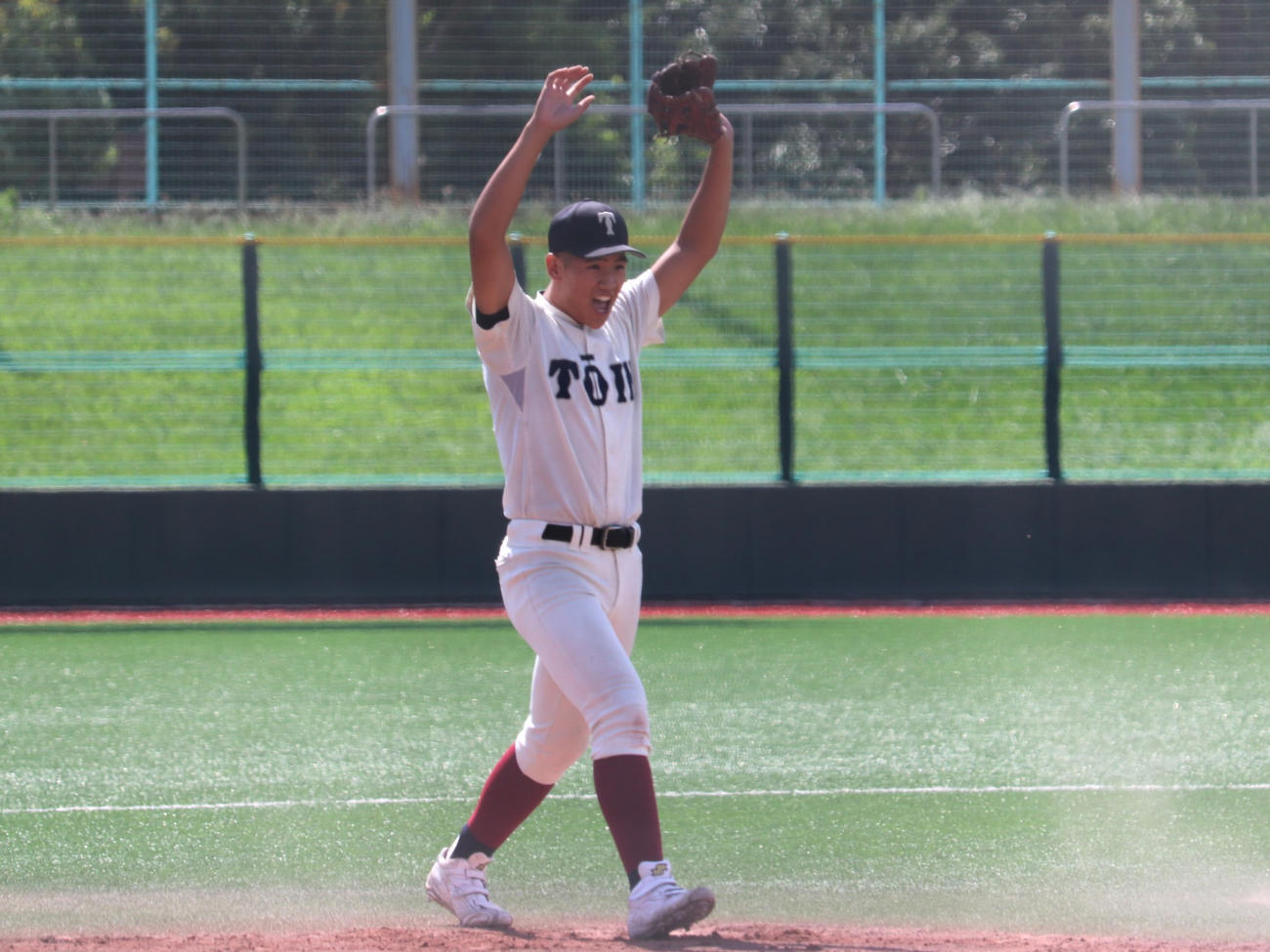 大阪大会5回戦　浪速対大阪桐蔭　試合前ノックに参加する背番号15の1年生、大阪桐蔭・中村（撮影・中島麗）