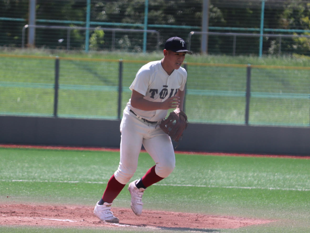 大阪大会5回戦　浪速対大阪桐蔭　試合前ノックに参加する背番号15の1年生、大阪桐蔭・中村（撮影・中島麗）