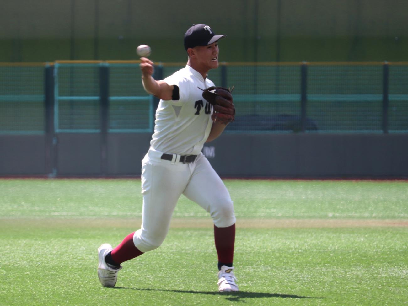 大阪大会5回戦　浪速対大阪桐蔭　試合前ノックに参加する背番号15の1年生、大阪桐蔭・中村（撮影・中島麗）