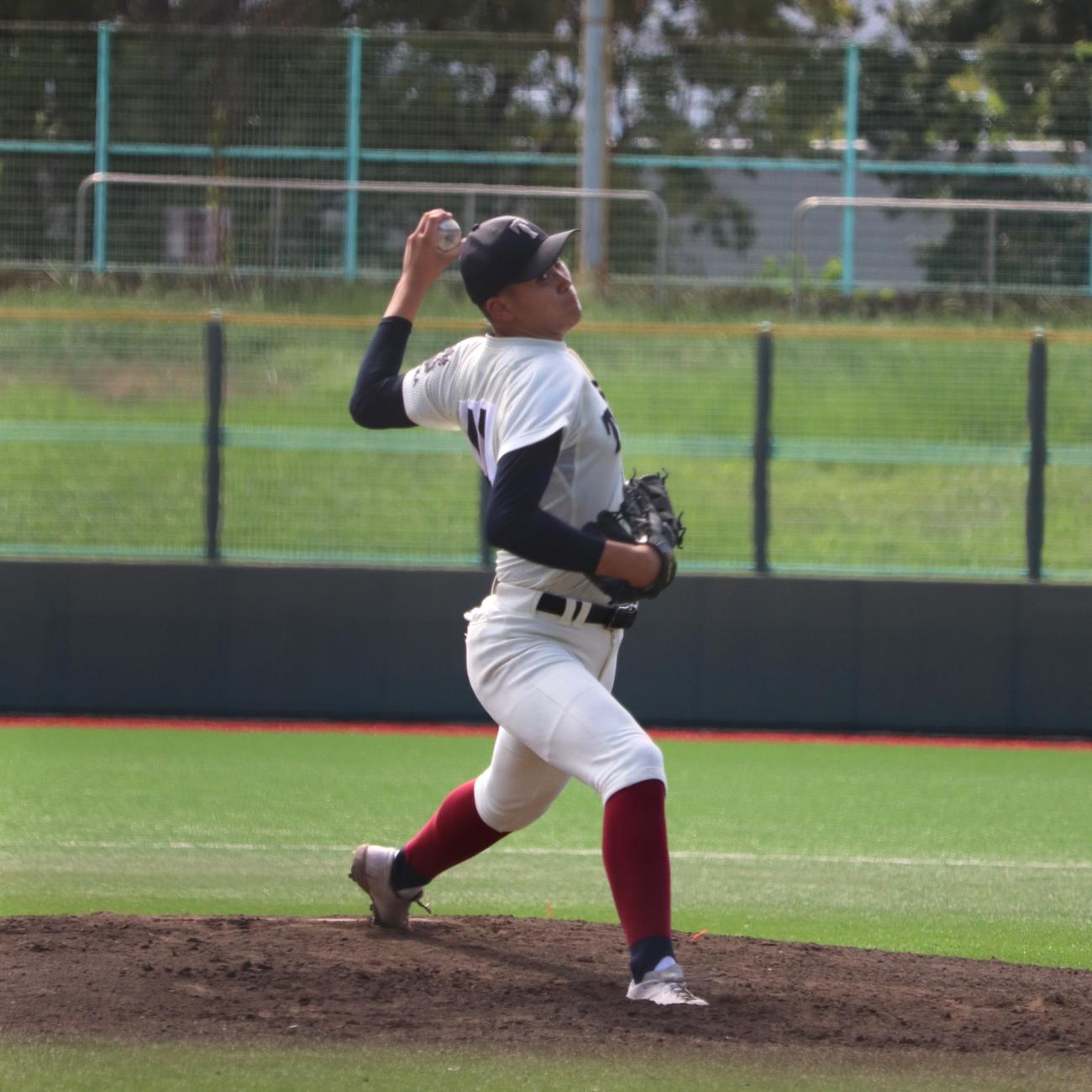 大阪大会5回戦　大阪桐蔭対浪速　先発した、背番号11の1年生の大阪桐蔭・川本（撮影・中島麗）