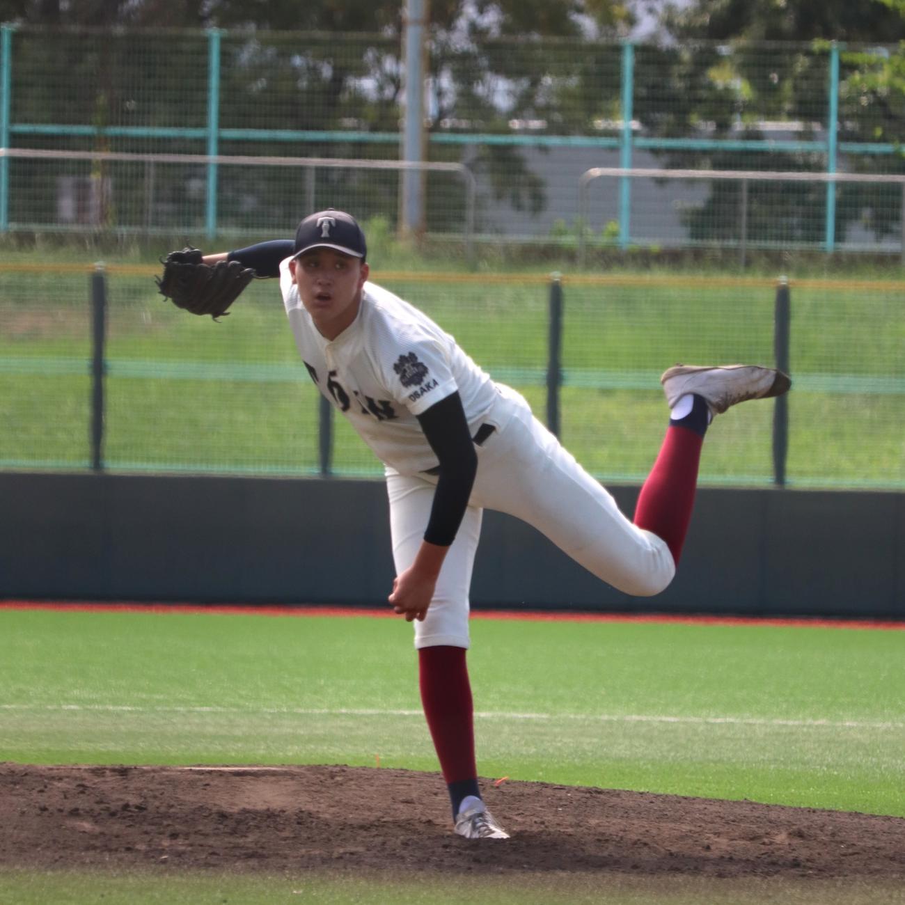 大阪大会5回戦　大阪桐蔭対浪速　先発した、背番号11の1年生の大阪桐蔭・川本（撮影・中島麗）