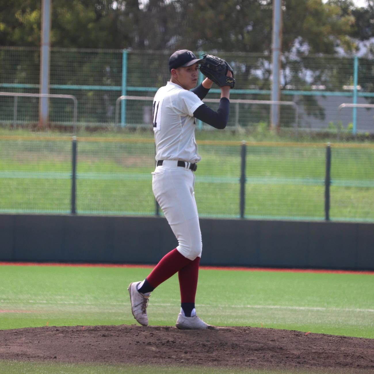 大阪大会5回戦　大阪桐蔭対浪速　先発した、背番号11の1年生の大阪桐蔭・川本（撮影・中島麗）