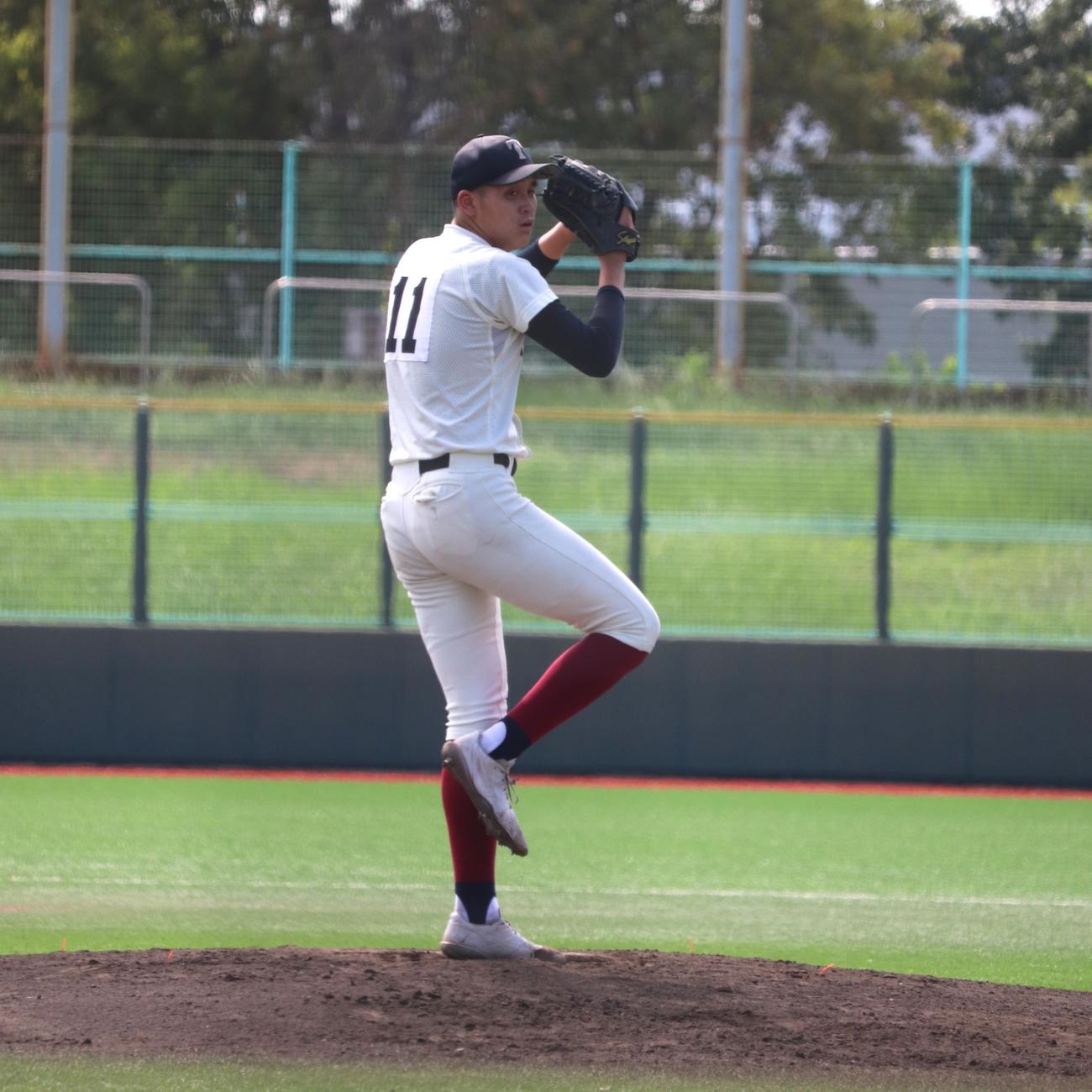 大阪大会5回戦　大阪桐蔭対浪速　先発した、背番号11の1年生の大阪桐蔭・川本（撮影・中島麗）