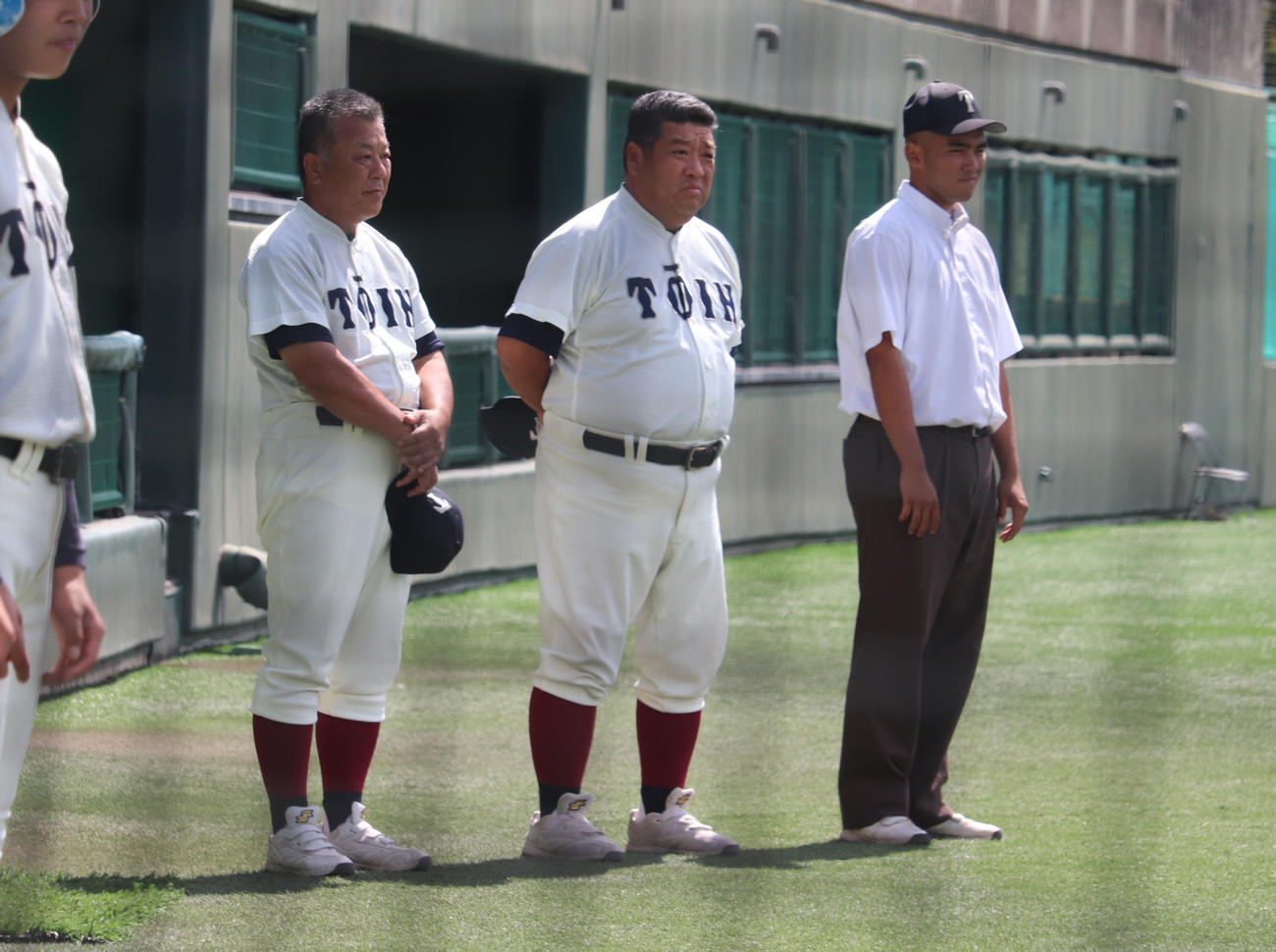 大阪大会5回戦　浪速対大阪桐蔭　大阪桐蔭・有友部長（写真左）、西谷監督、小泉記録員（撮影・中島麗）