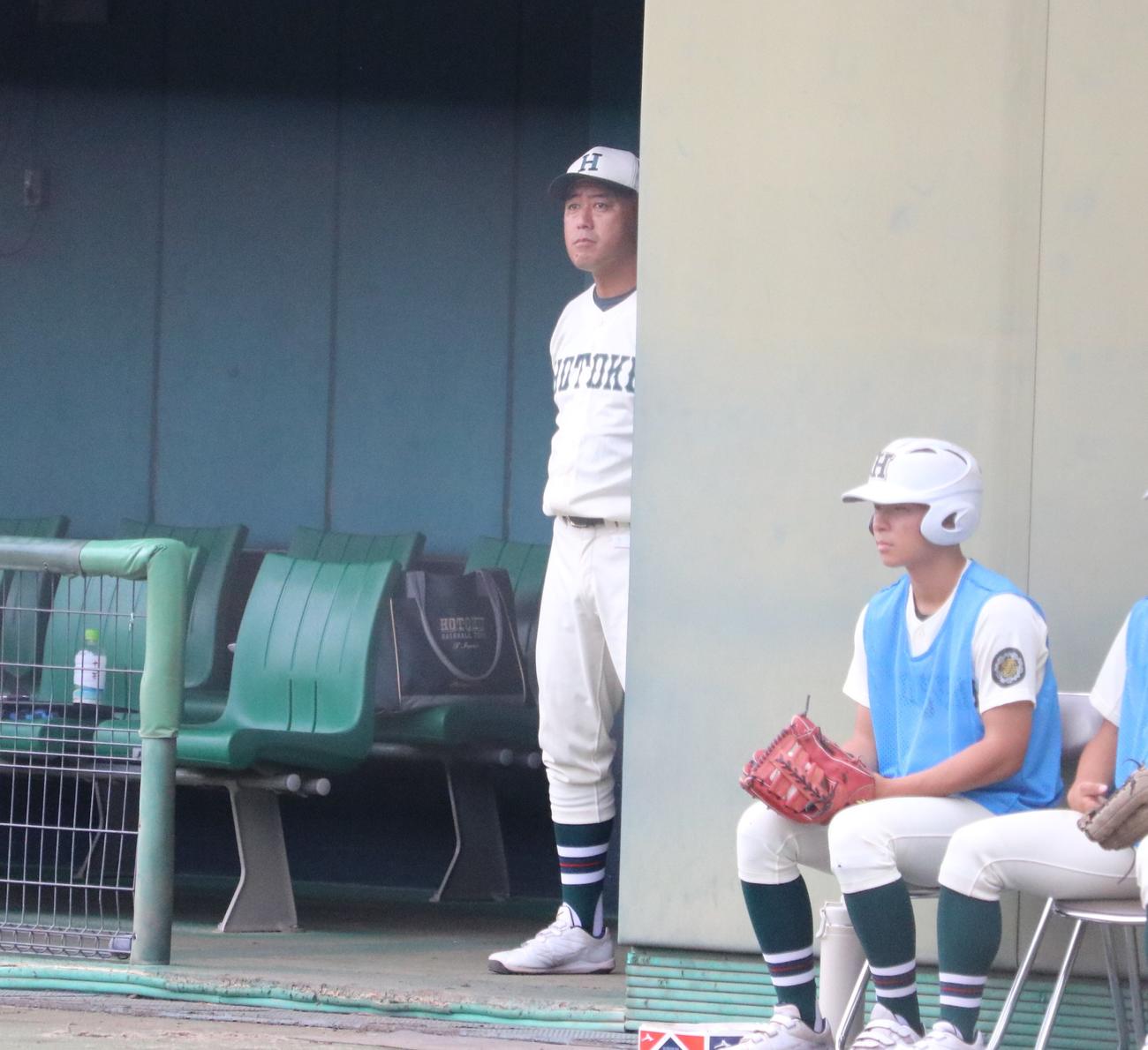 報徳学園対東洋大姫路　報徳学園の大角監督が戦況を見守る（撮影・林亮佑）