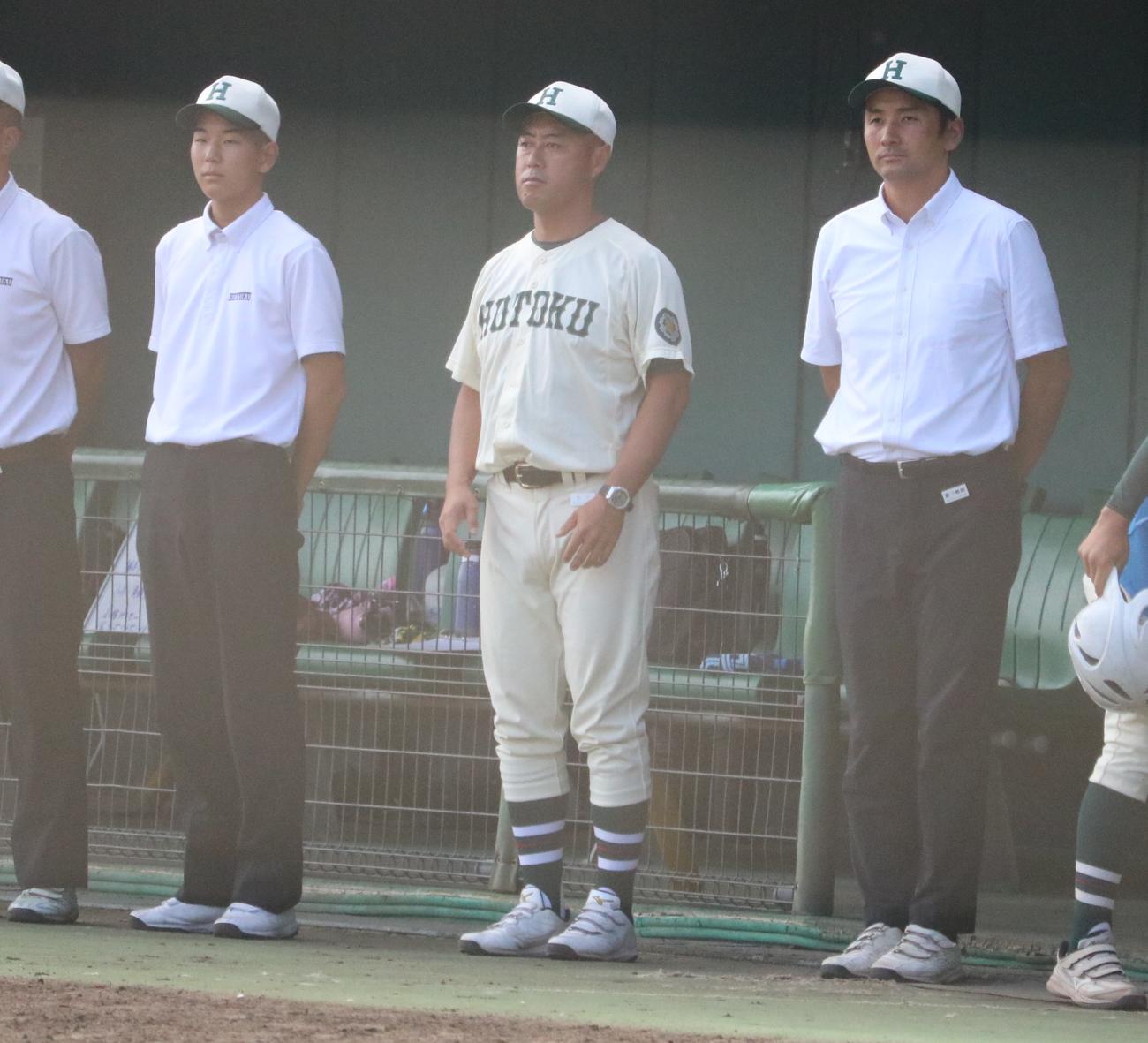 報徳学園対東洋大姫路　報徳学園の大角監督が試合を終えてあいさつする（撮影・林亮佑）