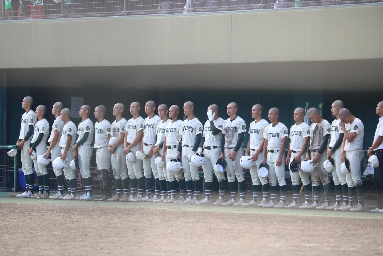 報徳学園対東洋大姫路　敗れた報徳学園ナインが肩を落とす（撮影・林亮佑）