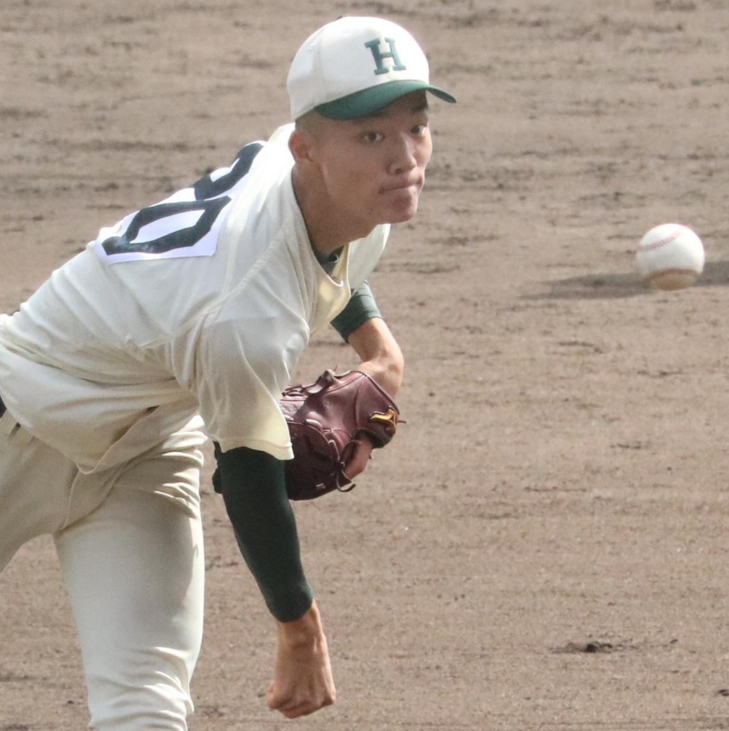 報徳学園対東洋大姫路　報徳学園の江藤が救援で登板する（撮影・林亮佑）