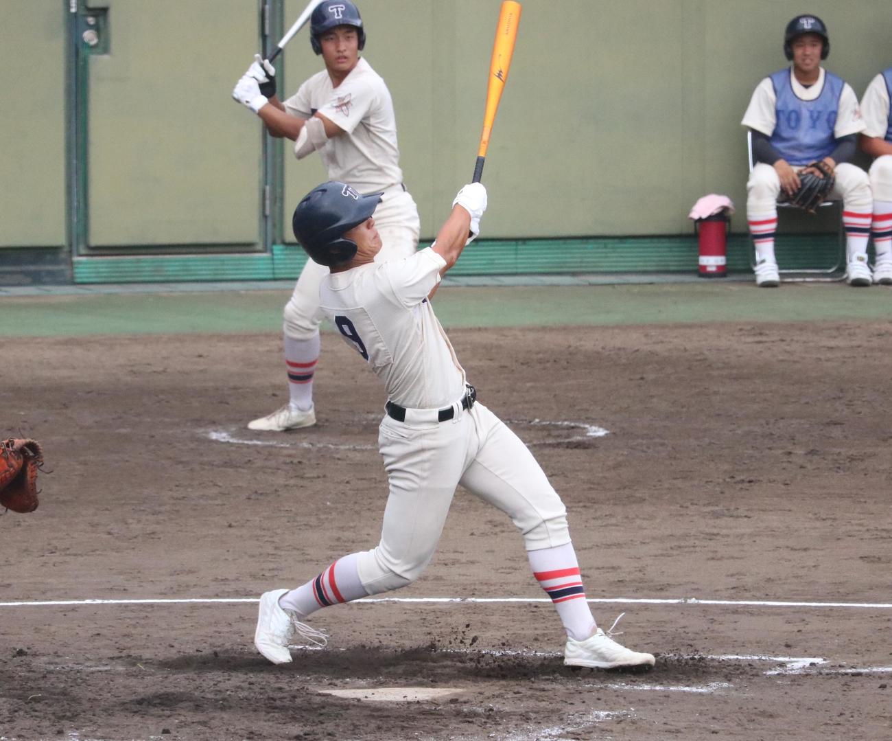 報徳学園対東洋大姫路　3回裏、東洋大姫路の松本が2点適時二塁打を放つ（撮影・林亮佑）