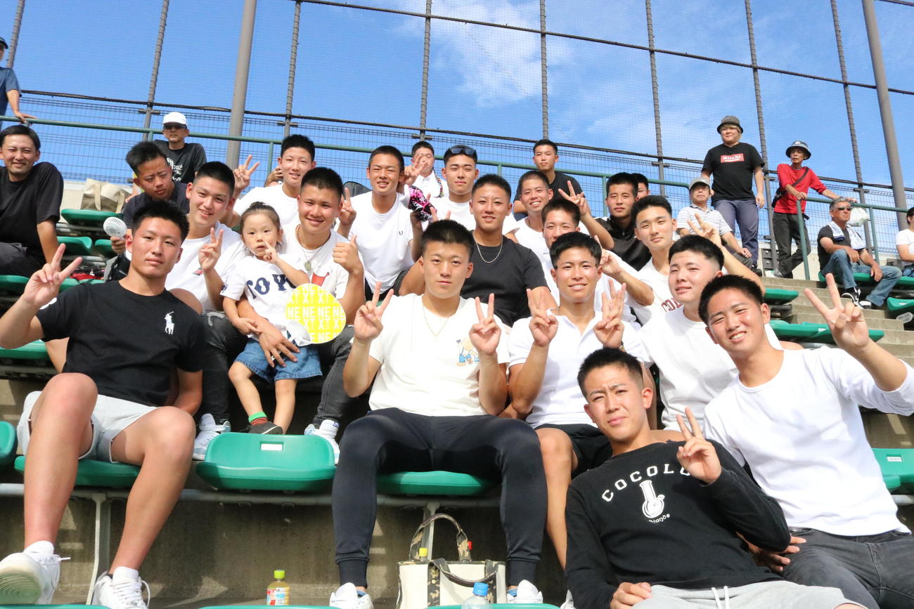 報徳学園対東洋大姫路　東洋大姫路の3年生らが後輩の応援に駆けつけて笑顔で写真におさまる（撮影・林亮佑）