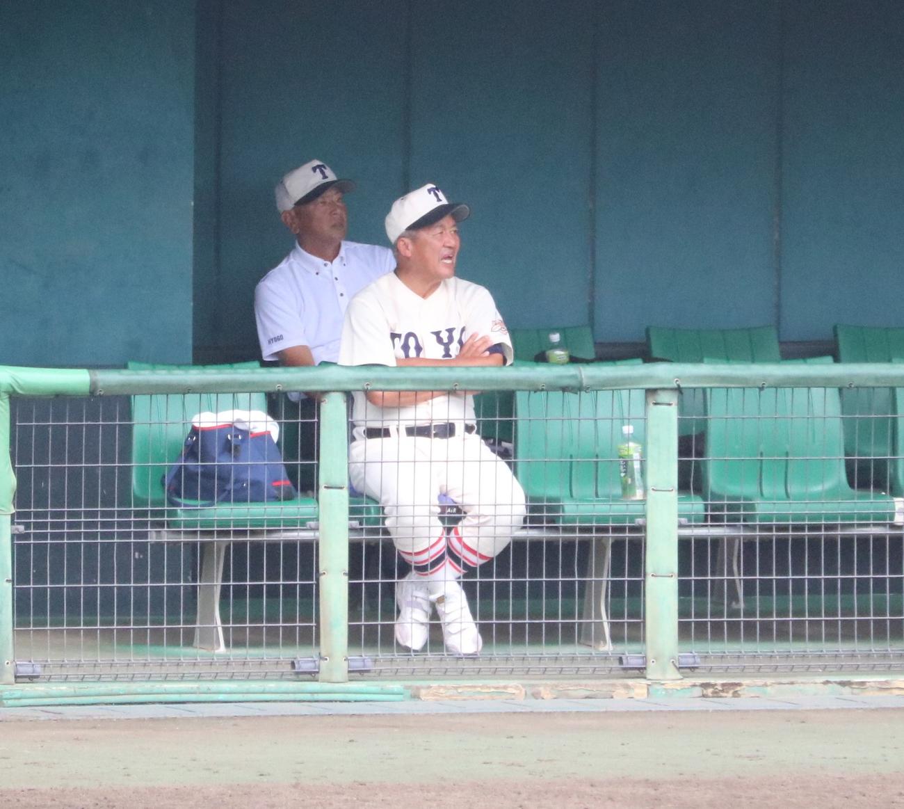 報徳学園対東洋大姫路　東洋大姫路の岡田監督がベンチから声を出す（撮影・林亮佑）