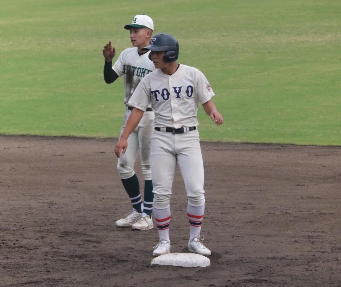 報徳学園対東洋大姫路　3回裏、東洋大姫路の松本が2点適時二塁打を放つ（撮影・林亮佑）