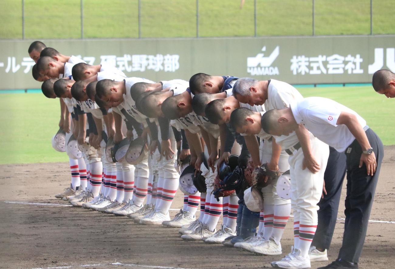 報徳学園対東洋大姫路　東洋大姫路ナインが勝ってスタンドにあいさつする（撮影・林亮佑）